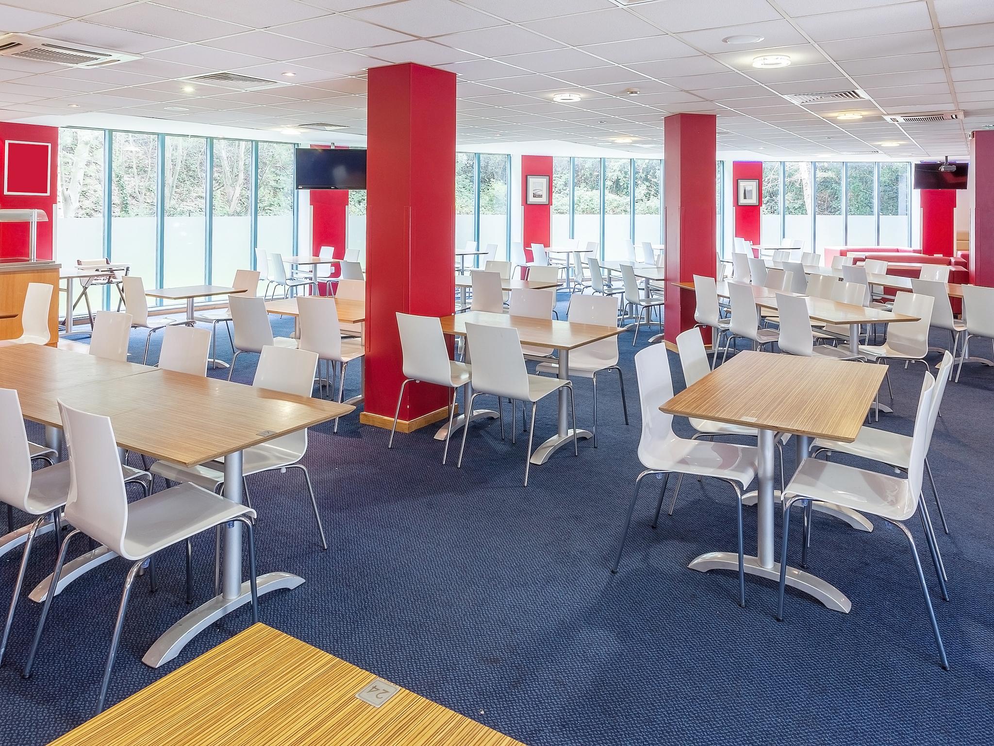 Ibis Budget London Heathrow T5 Slough Buitenkant foto